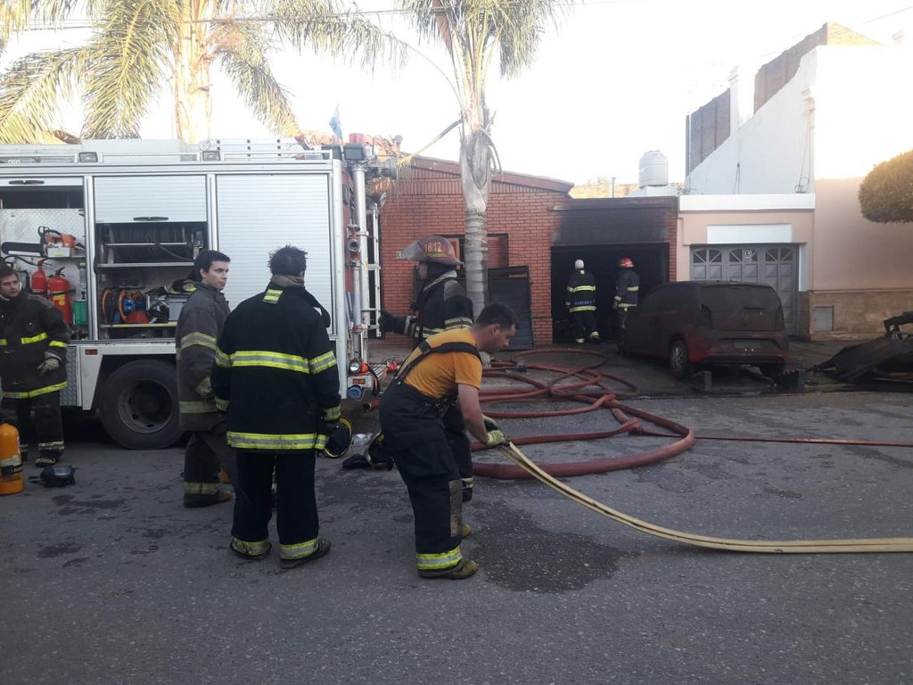 Salieron ilesos tras incendiarse la vivienda en Jesús María.