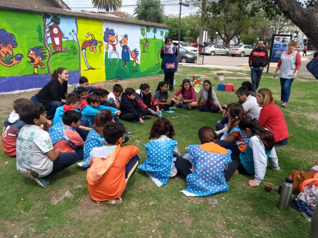 Los niños concientizan sobre uso racional del agua y manejo de residuos.