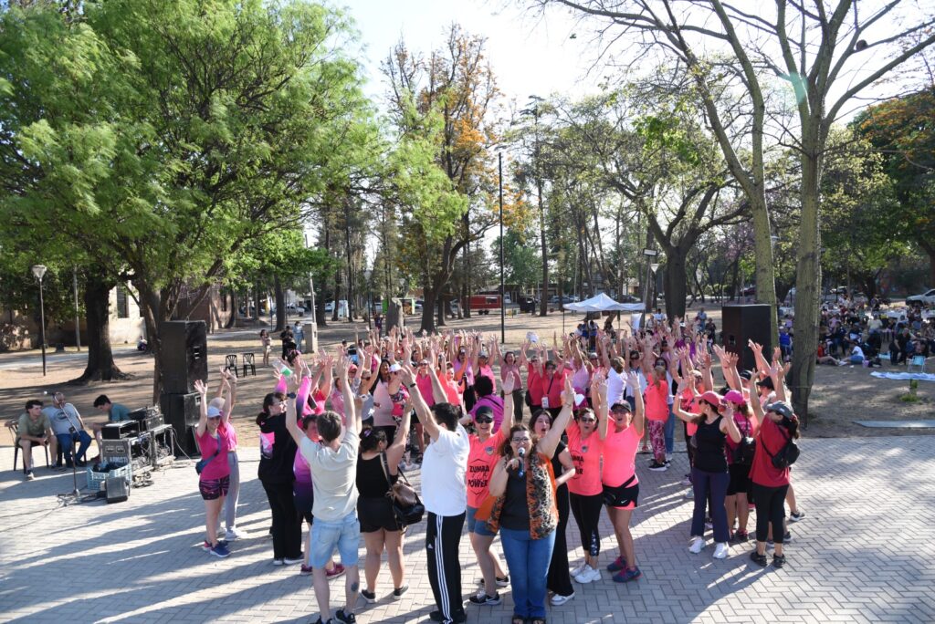 Centenares de mujeres se sumaron al Octubre Rosa