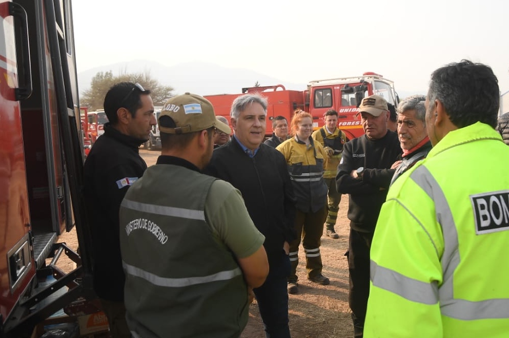 Llaryora destacó el trabajo de los bomberos y la policía, y pidió a la población respetar las indicaciones de las autoridades