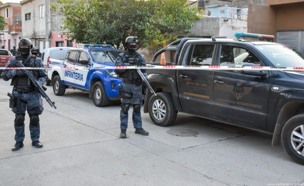 CÓRDOBA: FPA REALIZÓ SEIS ALLANAMIENTOS, DETUVO A DOS SUJETOS Y SECUESTRÓ ESTUPEFACIENTES EN BARRIO VILLA PÁEZ