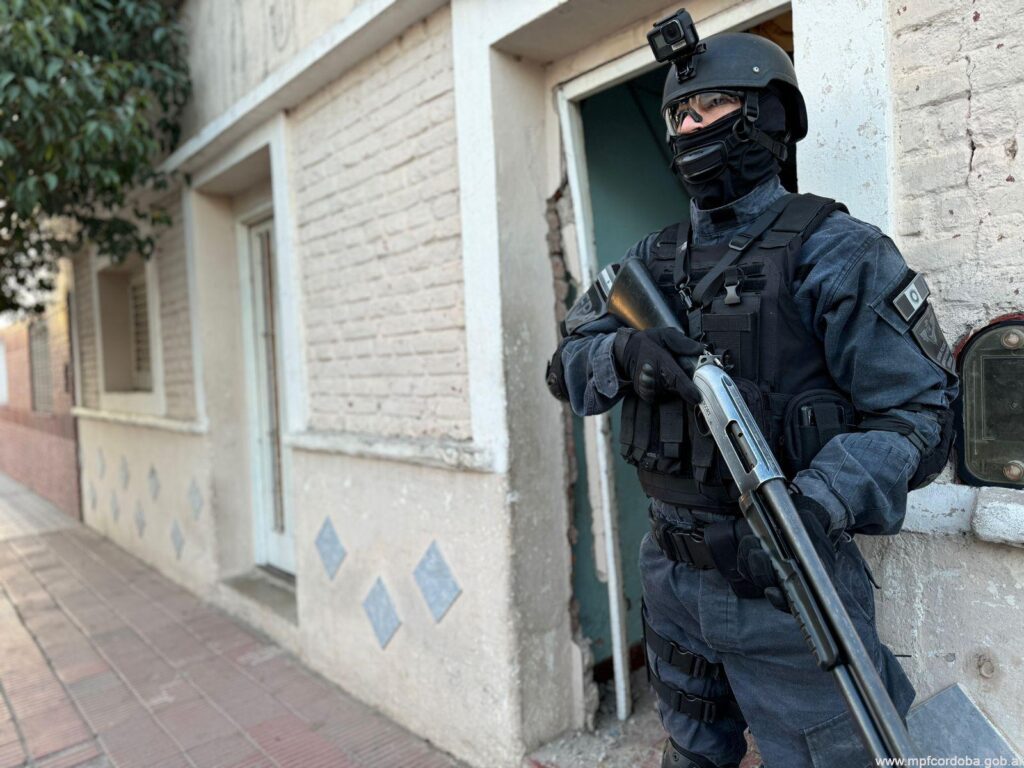 CÓRDOBA: SIETE DETENIDOS Y SECUESTRO DE COCAÍNA, MARIHUANA Y DINERO EN BARRIO PRIMERO DE MAYO