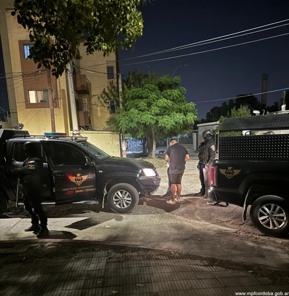 CÓRDOBA: FPA REALIZÓ CONTROLES PREVENTIVOS, DETUVO A UN SUJETO E INCAUTÓ DROGAS EN BARRIO MARIANO FRAGUEIRO