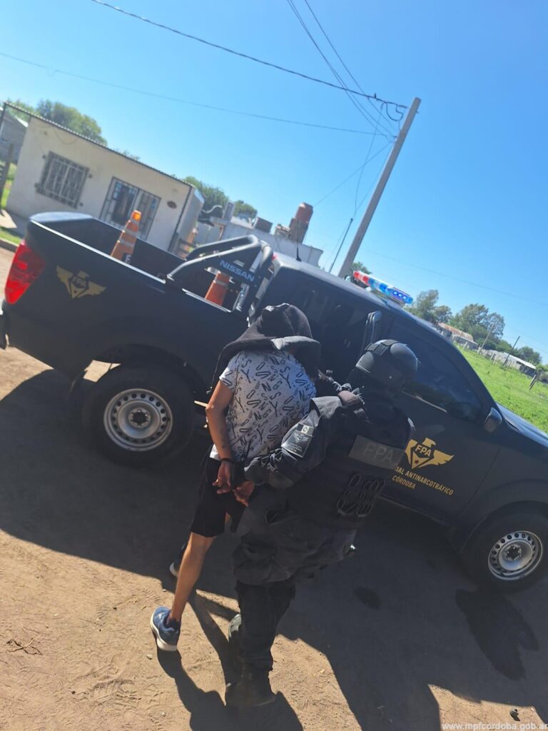 PERRO DE LA FPA HALLÓ ESTUPEFACIENTES EN CORRAL DE BUSTOS. DOS DETENIDOS