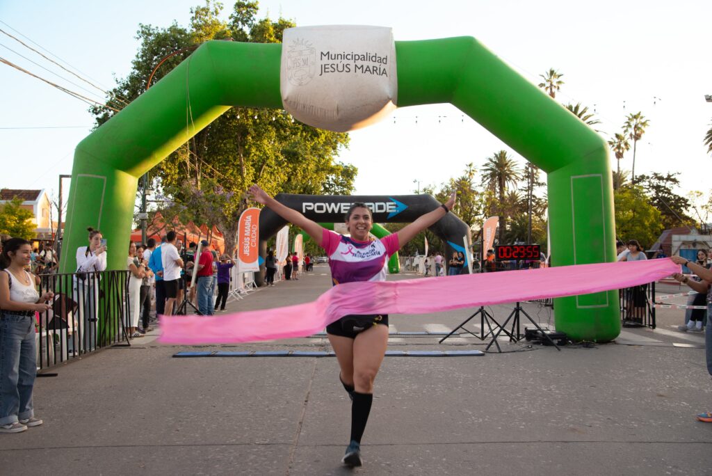 Jesús María, de rosa: más de 400 personas corrieron la Maratón “Luchamos con vos”