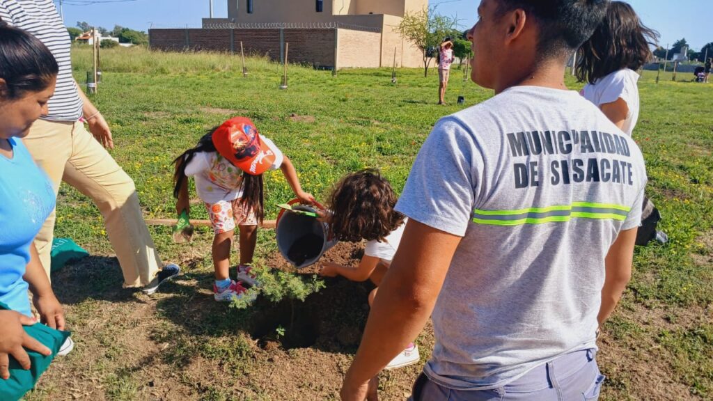 Completamos el primer bosque nativo urbano de Sinsacate( tiene 80 ejemplares)