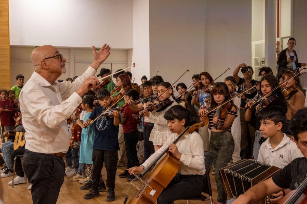 Las orquestas barriales de Córdoba participaron de una masterclass del compositor argentino Emilio Kauderer