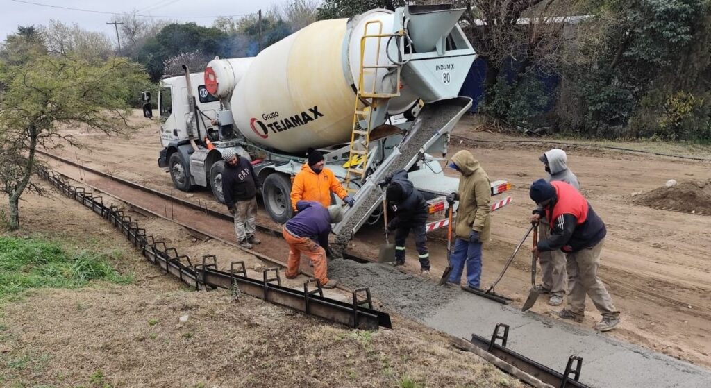 En Agua de Oro, ejecutan obras de cordón cuneta y adoquinado por 100 millones