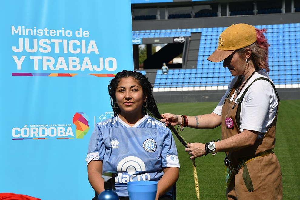 Hinchas de Belgrano e internas colaboran en la elaboración de pelucas oncológicas