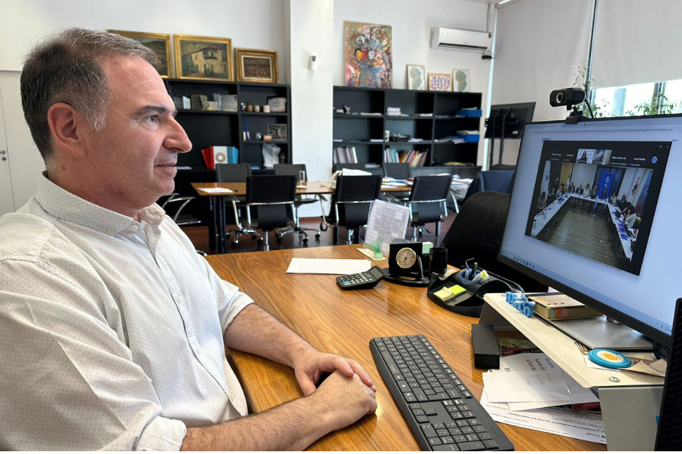 El ministro Ferreyra participó de un conversatorio para Comunidad Latinoamérica Educación