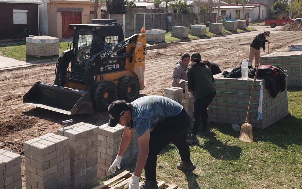 Ucacha ejecuta obras de pavimento articulado con fondos provinciales