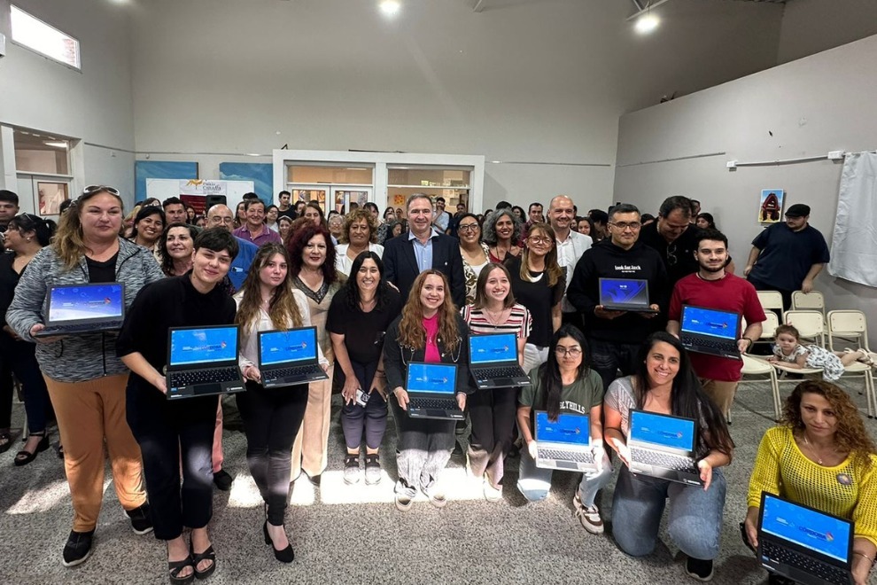 Programa TecnoPresente: institutos de Formación Docente de Cosquín y La Falda recibieron 422 netbooks