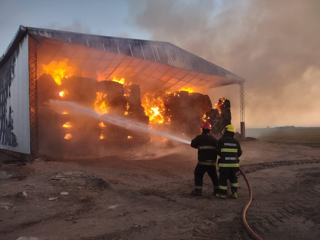 INCENDIO DE GALPÓN AGRICOLA EN CNO. A NINTES