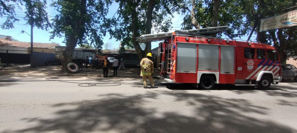 INCENDIO EN EL PATIO DE UNA VIVIENDA DE COLONIA CAROYA