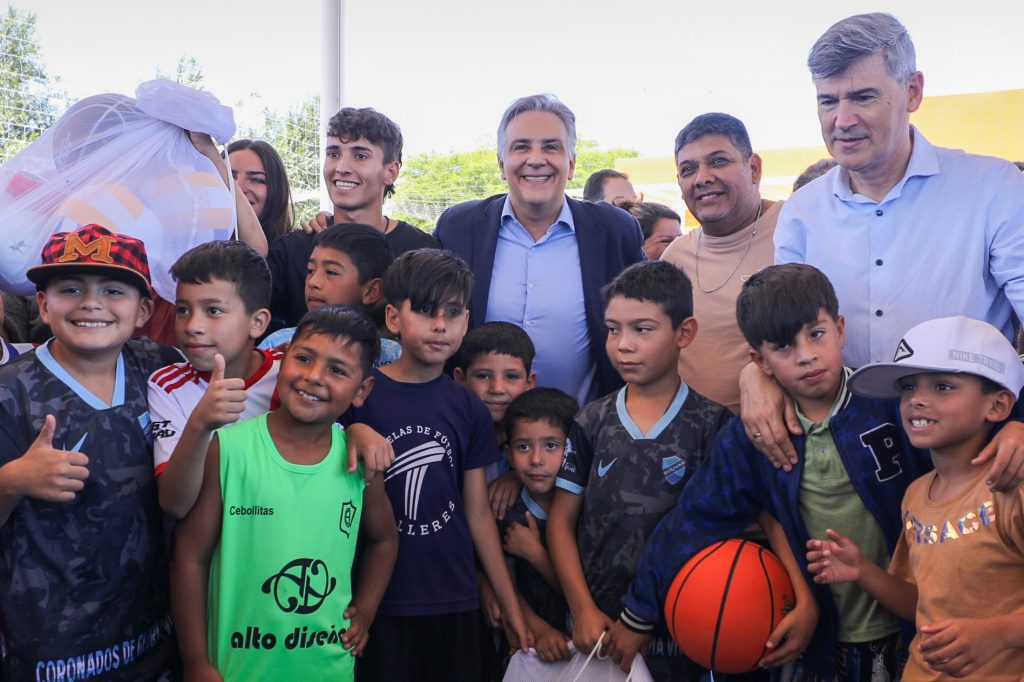 Llaryora inaugurará un polideportivo social cada 15 días en la ciudad de Córdoba