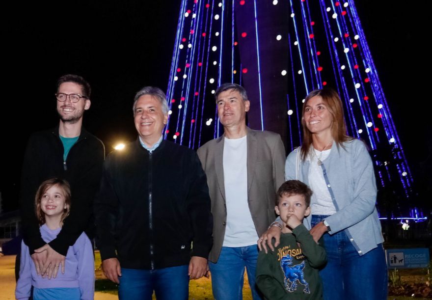 Una multitud acompañó el encendido del árbol de Navidad más grande de Argentina