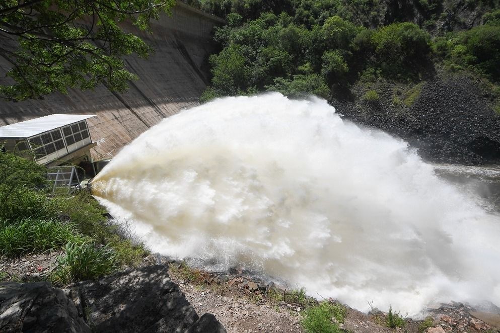 El embalse San Roque alcanzó su nivel máximo y mostró la “cola de novia”