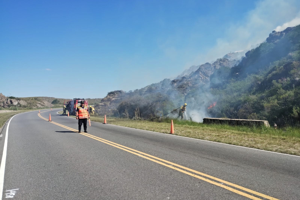 Bomberos lograron contener el incendio de la zona de Copina