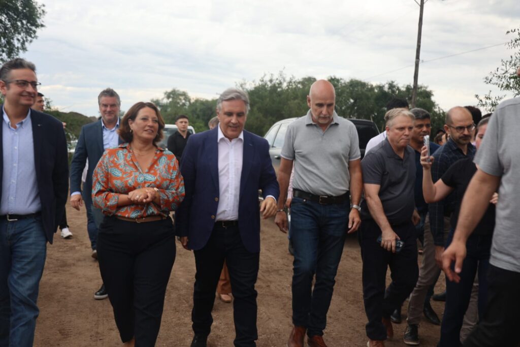 El Gobernador recorrió obras y anunció más pavimento para Colonia Caroya.